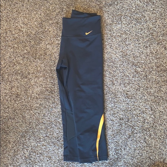 Nike Pants - Nike crop leggings